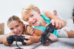 Bambini che giocano ai videogame