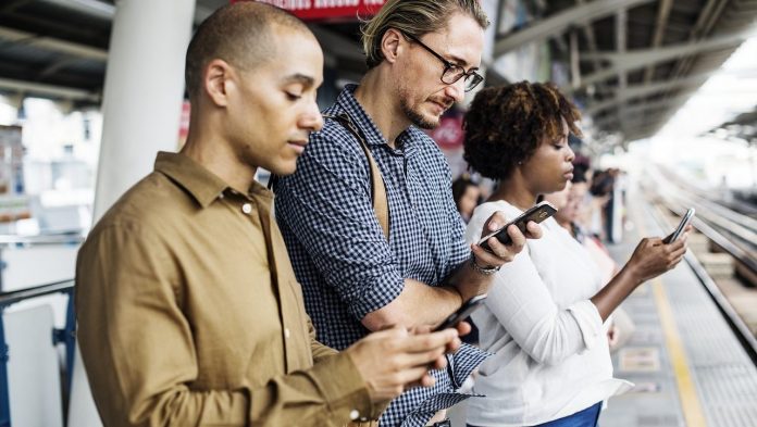 cropped-persone-con-smartphone.jpg